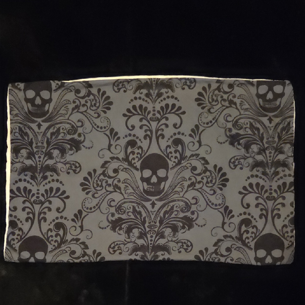 3/15🦇 Set Of 2 Grey And Black Skull Pattern Pillow Cases